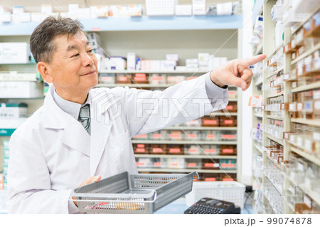 薬局・病院・ドラッグストアで働く薬剤師（処方箋・薬・サプリメント） 99074878