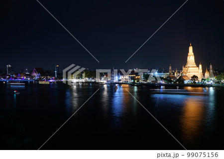 タイ王国バンコクのチャオプラヤー川沿いの寺院「ワット・アルン」と「ワット・カンラヤーナミット」 99075156