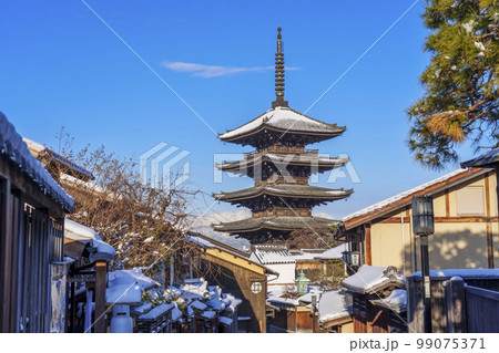 八坂の塔と京都の街並　残雪の朝 99075371
