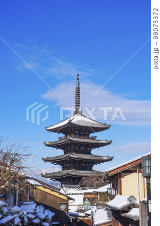 八坂の塔と京都の街並 残雪の朝 八坂の塔と京都の街並 残雪の朝 99075372