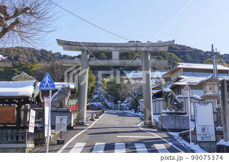 京都霊山護國神社　大きな石鳥居　残雪の朝 99075374
