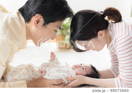 ファミリー 赤ちゃんをあやす夫婦 ファミリー 赤ちゃんをあやす夫婦 99075660