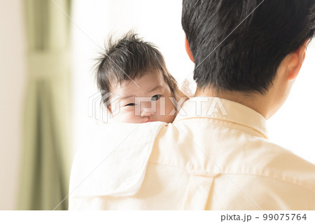ファミリー　赤ちゃんとパパ 99075764