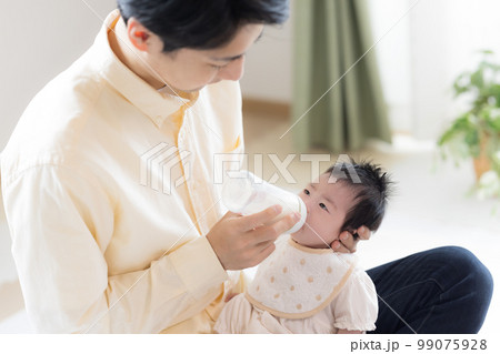 ファミリー 哺乳瓶でミルクをあげるパパ ファミリー 哺乳瓶でミルクをあげるパパ 99075928