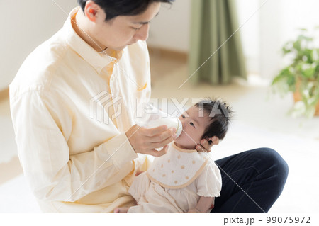 ファミリー　哺乳瓶でミルクをあげるパパ 99075972