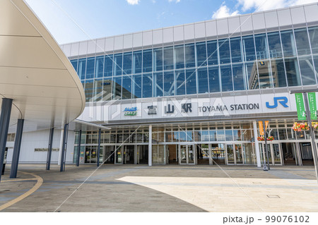 富山県富山市 晴天のJR富山駅北口 富山県富山市 晴天のJR富山駅北口 99076102