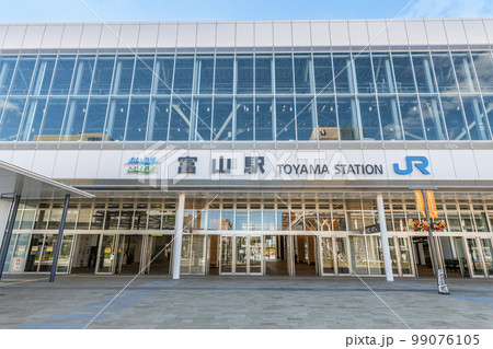 富山県富山市　晴天のJR富山駅北口 99076105