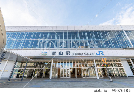 富山県富山市　晴天のJR富山駅北口 99076107
