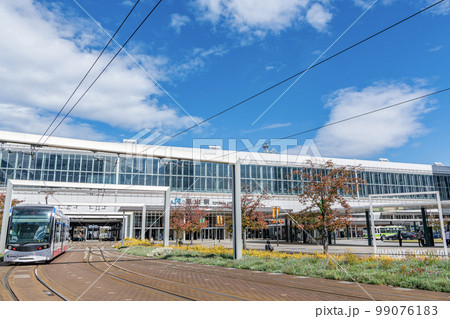 富山県富山市　快晴のJR富山駅南口と接続する富山ライトレール 99076183