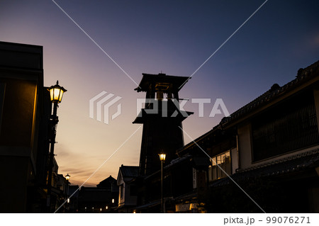 冬の日暮れ時の川越 鐘つき通り 時の鐘の灯りと夕空　a-3 暖かみ 99076271