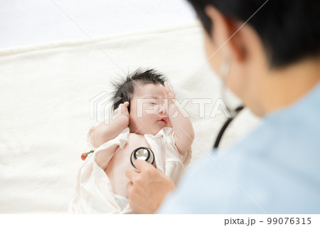 医療 検診を受ける赤ちゃん 医療 検診を受ける赤ちゃん 99076315