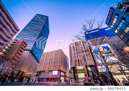 日本の東京都市景観 池袋駅東口にあるハレザ池袋などを望む(夜景） 99076455