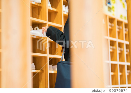下駄箱_女子高生 99076674