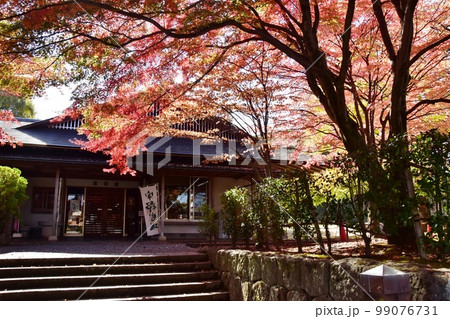 栃木県 宇都宮城址公園の清明館と紅葉 栃木県 宇都宮城址公園の清明館と紅葉 99076731