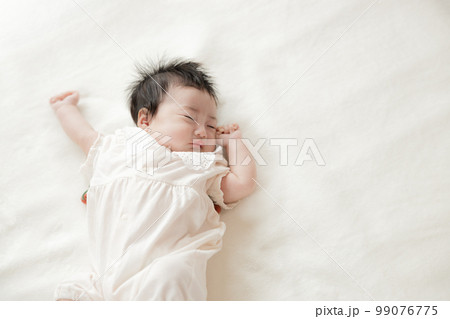 生後2ヶ月の赤ちゃん 99076775