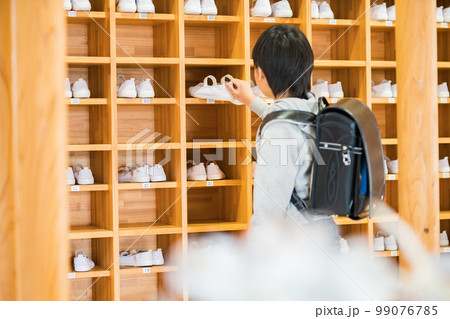 登校する男子小学生 登校する男子小学生 99076785