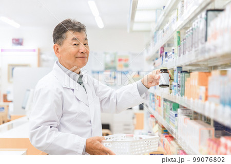 薬局・病院・ドラッグストアで働く薬剤師（処方箋・薬・サプリメント） 99076802