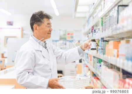 薬局・病院・ドラッグストアで働く薬剤師(処方箋・薬・サプリメント) 薬局・病院・ドラッグストアで働く薬剤師(処方箋・薬・サプリメント) 99076803