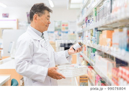 薬局・病院・ドラッグストアで働く薬剤師(処方箋・薬・サプリメント) 薬局・病院・ドラッグストアで働く薬剤師(処方箋・薬・サプリメント) 99076804