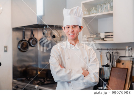 真剣な表情で腕組をする料理人 真剣な表情で腕組をする料理人 99076908