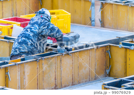 建築現場　基礎工事　アンカーボルト　メタルフォーム　鋼製型枠 99076929