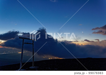富士山・下二子山から見る夜明けの空 99076983