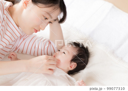 ファミリー　ママと赤ちゃん 99077310