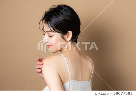 ショートヘアの女性　 99077693