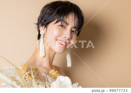 ショートヘアの女性 ショートヘアの女性 99077723