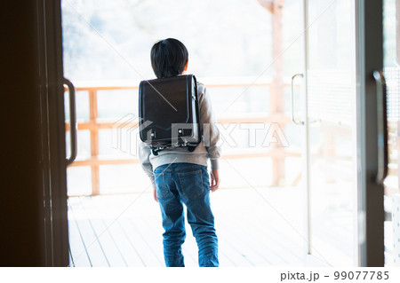 下校する小学校高学年男子 99077785