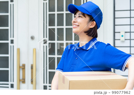 荷物を届ける若い女性 荷物を届ける若い女性 99077962