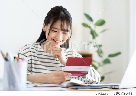 インフレで通帳を確認する女性 99078042