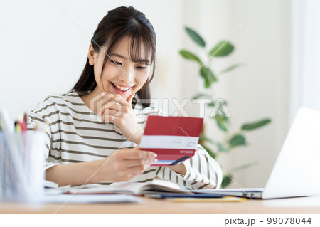 インフレで通帳を確認する女性 99078044