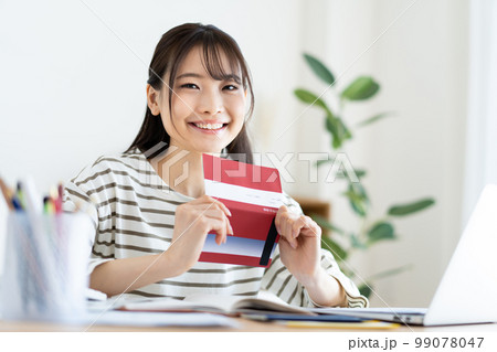 インフレで通帳を確認する女性 99078047