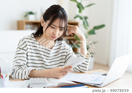 レシートを見てインフレで悩む女性 99078059