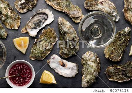 Fresh oysters with glasses of sparkling wine 99078138