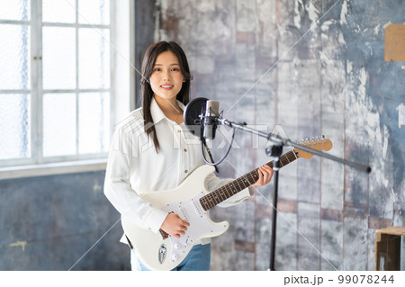 若い女性ポートレート(エレキギター、ボーカル) 若い女性ポートレート(エレキギター、ボーカル) 99078244