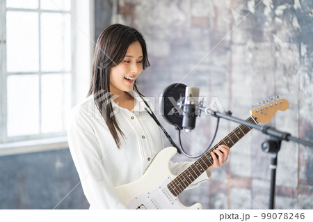 若い女性ポートレート(エレキギター、ボーカル) 若い女性ポートレート(エレキギター、ボーカル) 99078246