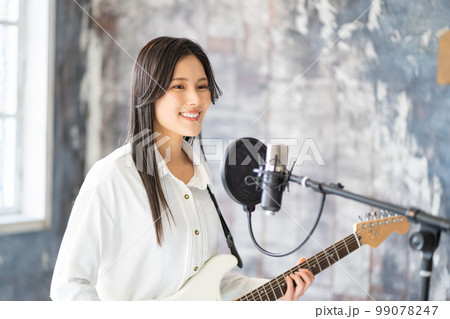 若い女性ポートレート（エレキギター、ボーカル） 99078247