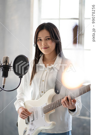 若い女性ポートレート（エレキギター、ボーカル） 99078256