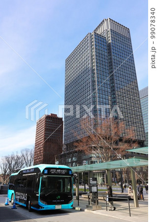 東京　千代田区　東京駅前に停車中のJR竹芝水素シャトルバス 99078340
