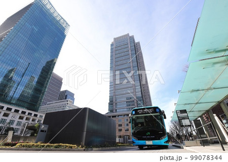 東京 千代田区 東京駅前に停車中のJR竹芝水素シャトルバス 東京 千代田区 東京駅前に停車中のJR竹芝水素シャトルバス 99078344