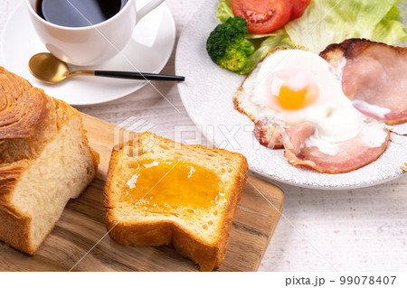 ハムエッグとクロワッサンブレッド ハムエッグとクロワッサンブレッド 99078407