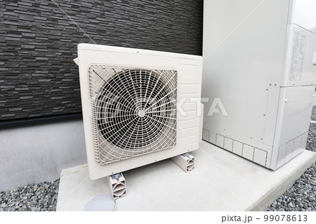 給湯機　住宅　住宅設備　室外機 99078613