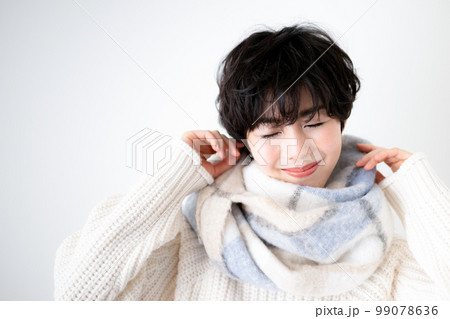 マフラーをした可愛い女子 目を閉じる マフラーをした可愛い女子 目を閉じる 99078636