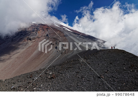 宝永山から見る雲湧く富士山 99078648