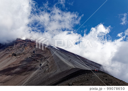 宝永山稜線を行く登山者と雲湧く富士山山腹 99078650