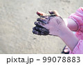 砂遊びをする手 99078883