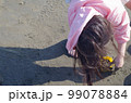 海で砂遊びをする子供 99078884