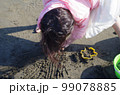 砂遊びをするこども 99078885